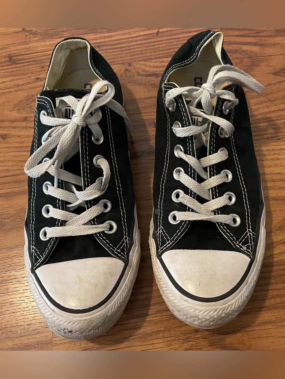 Converse all Stars Chuck Taylors Black Low-Top Canvas Lace-Up Sneakers Size 8
